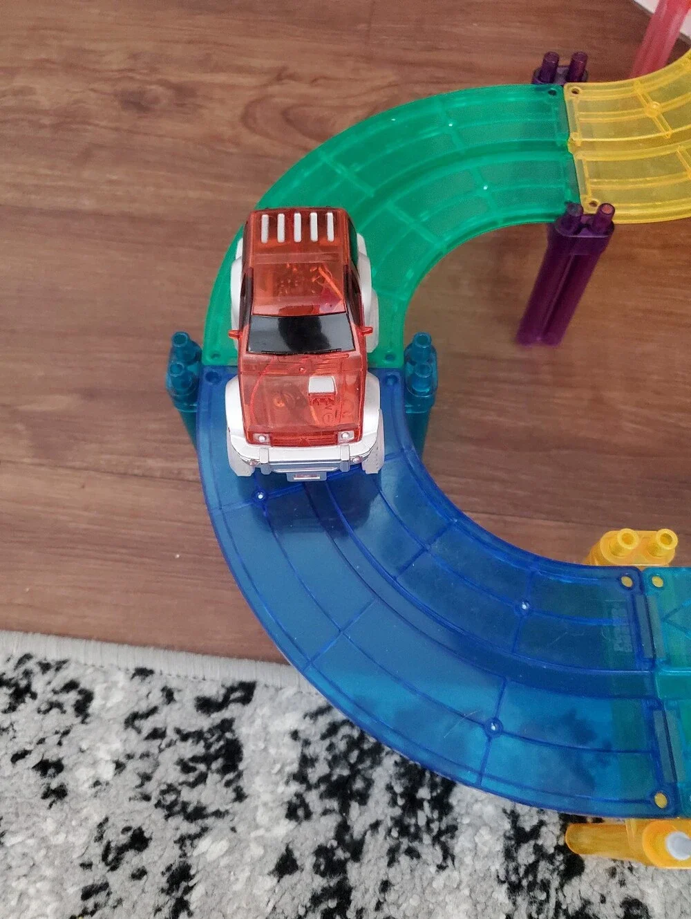Picasso tiles magnetic racing track set with 2 cars
